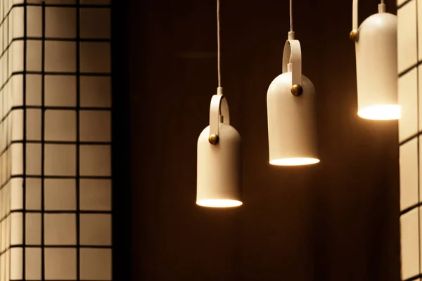 Bílá Závěsná Lampa Světlo Visí Interiéru Domu Retro Moderní Architektura — Stock fotografie