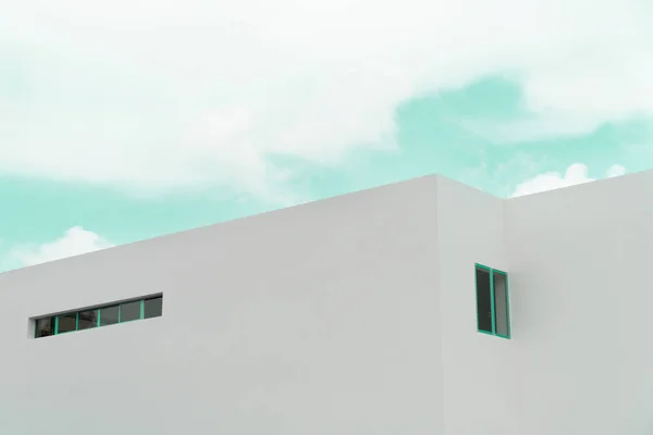 구름푸른 배경을 콘크리트 미니멀리즘 건축물 — 스톡 사진
