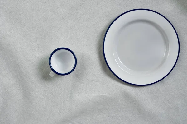 Λευκό Μπλε Σμάλτο Πιάτο Και Κύπελλο Για Φαγητό Και Ποτό — Φωτογραφία Αρχείου