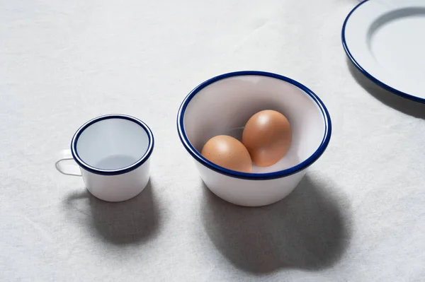 Dois Ovos Sopro Esmalte Branco Xícara Para Comida Bebida Fundo — Fotografia de Stock