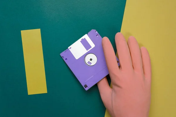 Pastel Pembe Lastik Eldiven Ile Mor Disket Retro Sarı Renkli — Stok fotoğraf