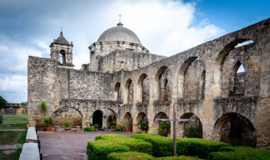 San Antonio, Teksas / ABD - 27 Mayıs 2019: Misyon San Jose Ulusal Park Hizmetleri yan görünümü ve kemerleri