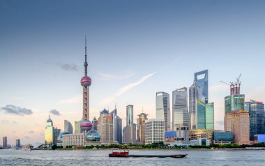 Pudong, Şangay / Çin - 27 Temmuz 2012: Doğu İnci Kulesi