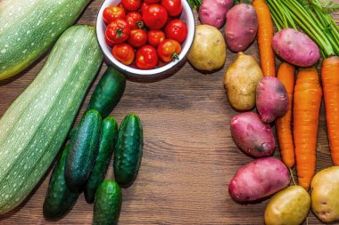 Kulübemde - patates, salatalık, domates, kabak, havuç, Bahçe sebze sonbahar hasat. ahşap bir masa üzerinde sebze.