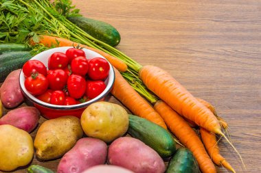 Sebze sonbahar koleksiyonu. Sebze Bahçe karesinde bir ahşap arka plan ile. Domates, patates, salatalık, kabak, havuç.