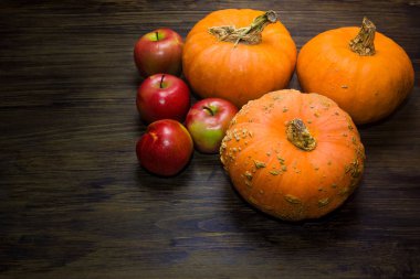 Kabak ve elma. Elma ve ahşap bir masa üzerinde kabaklar sonbaharda hasat. Kırmızı elma.