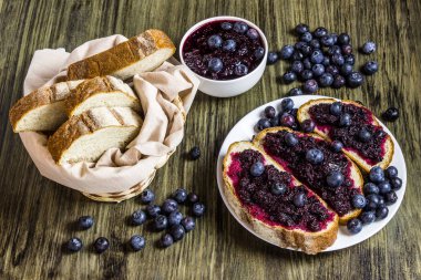 Böğürtlenli reçel. Böğürtlenli reçel sandviç. Ev reçel yaptı. Ekmek. Taze yaban mersini. Rustik tarzı. Ahşap masa.
