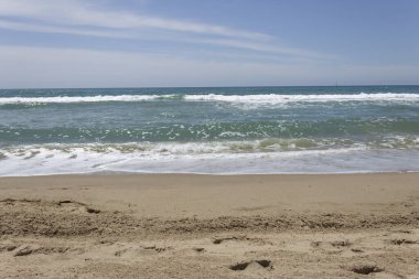 Yazın Calafell, İspanya, Akdeniz 'de plaj manzarası. Tatil geçmişi. Seyahat kavramı.