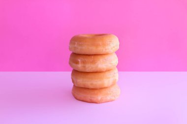 Pembe Arkaplanda Dört Donut veya Klasik Donut Yığını