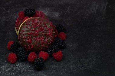 Lezzetli Çörekler ya da Siyah Arkaplanda Taze Böğürtlenli Berlinliler. Kahvaltı ya da Reçelli ve Meyveli Atıştırmalık..