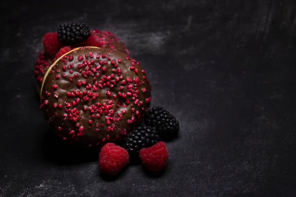 Lezzetli Çörekler ya da Siyah Arkaplanda Taze Böğürtlenli Berlinliler. Kahvaltı ya da Reçelli ve Meyveli Atıştırmalık..