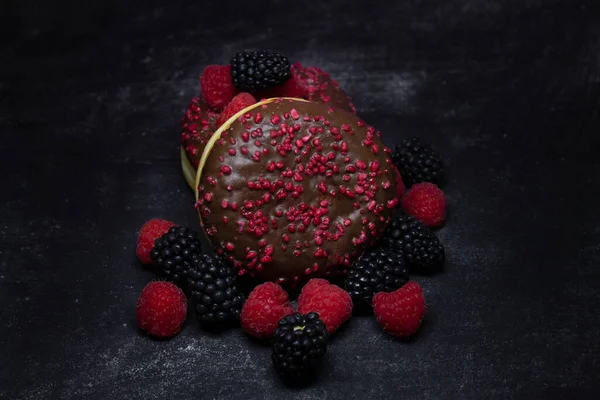 Lezzetli Çörekler ya da Siyah Arkaplanda Taze Böğürtlenli Berlinliler. Kahvaltı ya da Reçelli ve Meyveli Atıştırmalık..