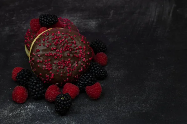 Lezzetli Çörekler ya da Siyah Arkaplanda Taze Böğürtlenli Berlinliler. Kahvaltı ya da Reçelli ve Meyveli Atıştırmalık..