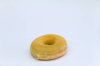Beyaz Arkaplanda Donutlar ya da Klasik Donutlar.