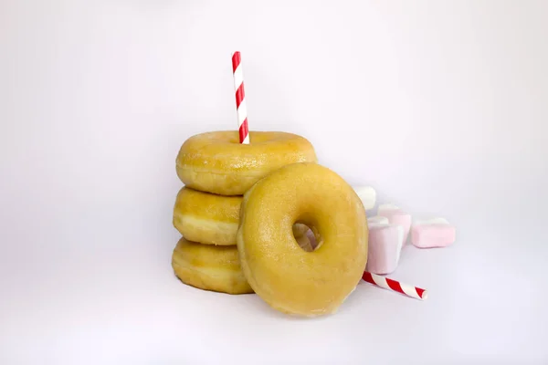 Cuatro Rosquillas Donas Clásicas Apilan Con Malvaviscos Dos Pajitas Raya — Foto de Stock