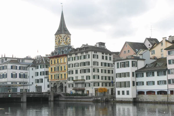 Beautiful View Peter Church Historic City Center Limmat River Zurich — стоковое фото