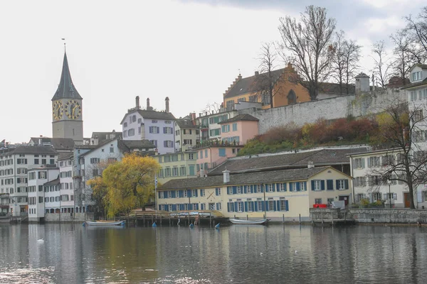スイスのチューリッヒにある聖ピーターズ教会 歴史的中心街 リムマット川の美しい景色 — ストック写真