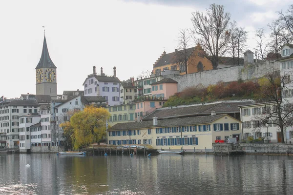 Gyönyörű Kilátás Nyílik Szent Péter Templom Történelmi Belváros Limmat Folyó — Stock Fotó