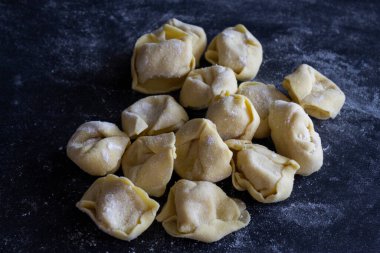 Gösterişli koyu arkaplan üzerine Ravioli