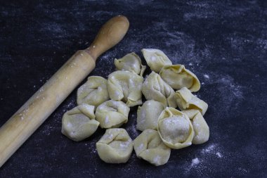 Ahşap yoğuruculu taze Ravioli. İtalyan ev yapımı sağlıklı gıda kavramı. İtalyan mantısı yapma süreci..