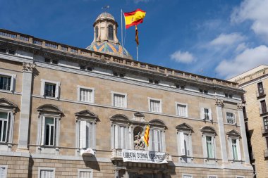 Barcelona, Katalonya, İspanya - 3 Ekim 2020: Katalonya Sarayı Generalitat Başkanlığı, Sant Jaume Meydanı Barcelona şehir merkezinde.