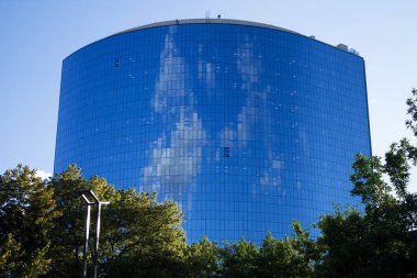 Gökyüzüne karşı ofis binası