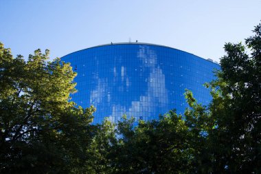 Gökyüzüne karşı ofis binası