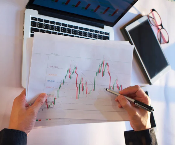 Üzletember Elemzése Stock Graph Chart Szerint Fibonacci Indikátor Tőzsdei Elemzés — Stock Fotó