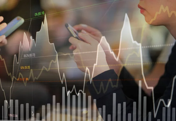 İşadamı veya borsa simsarı, grafik göstergesi ve fiyat veri analizi, hisse senedi teknik grafik analizi kavramına göre hisse senedi ticareti için akıllı telefon kullanıyor