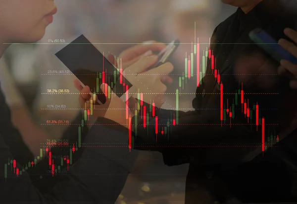 Grafik grafiği konseptini analiz eden iş adamları, iş adamı veya borsa simsarları grafik grafiğini analiz etmek için akıllı telefon kullanıyorlar