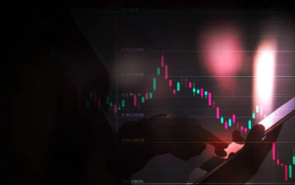 İşadamı ya da borsa simsarı Fibonacci göstergesine göre hisse senedi grafiğini analiz ediyor, satışı için tablet tutan iş adamı, çift pozlama hisse senedi grafiği ve kişi, pazar grafik analizi kavramı