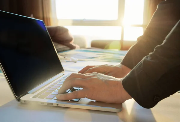 Közeli Kéz Üzletember Használja Laptop Dolgozik Gyönyörű Napsütés — Stock Fotó