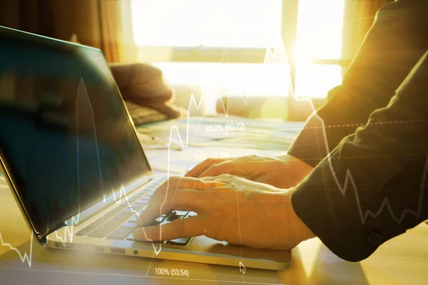 Borsa grafik analizi, borsa ticareti için dizüstü bilgisayar kullanan tüccarın elini kapat