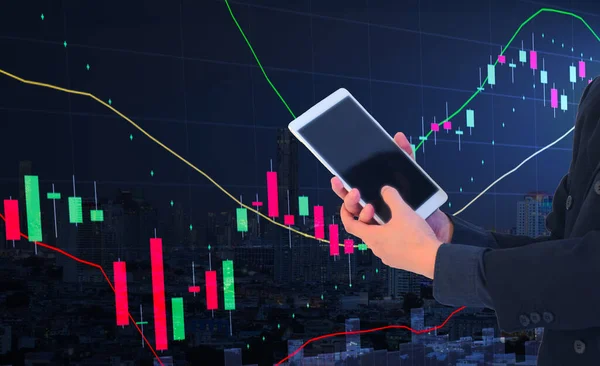 İşadamı ya da borsa simsarı elinde tablet, hisse senedi grafiği, hisse senedi analizi konsepti