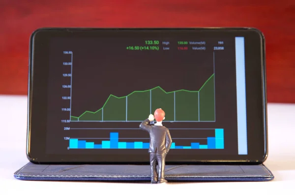 Bulanık tablet, iş yeri veya borsa grafik analizi konsepti, web panorama afişi hakkında borsa grafik verileri ile minyatür işadamının arka görünümü