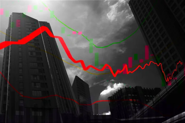 Aandelenmarkt Grafiek Neergang Moderne Wolkenkrabber Met Grijze Lucht Bearish Marktconcept — Stockfoto