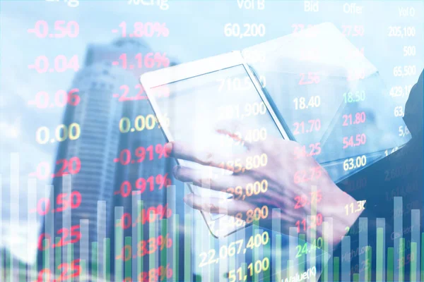 Unklarer Hintergrund Für Geschäftsmann Mit Tablet Für Aktienhandel Und Marktdaten — Stockfoto