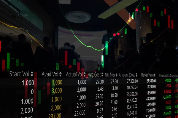 İş adamı veya borsa simsarı ile grafikler ve hisse senedi fiyatları, pazar verilerini monitörde, hisse analizinde analiz etmektedir.