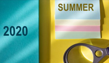 Yaz 2020 yazı çıkartma üzerine metin, turkuaz not defteri sarı arkaplanda