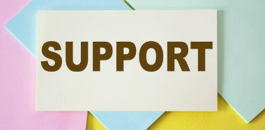 Renk etiketi ve sarı arkaplan ile yazılmış metni destekle.