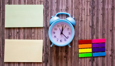 Tahta masa ve renkli çıkartmalar.