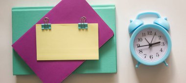 Boş not defteri mesajı yapışkan mektup kağıdı kare kağıt not işareti küçük alarm saati uyandırma tahta arka plan boş metin önemli olaylar ev ofis okulu