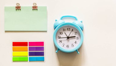 Boş notalı alarm saati ve beyaz arkaplanda renkli çıkartmalar.