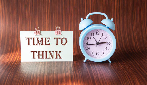 Время подумать на деревянном столе, есть будильник поблизости