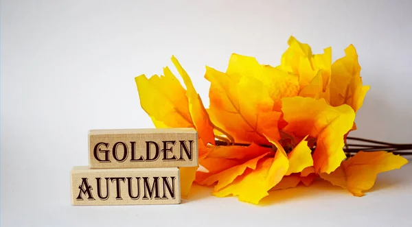 Napis Złota Jesień Jest Zbierany Drewnianych Klocków Obok Żółtych Liści — Zdjęcie stockowe