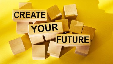 Geleceğinizi oluşturun - sarı arkaplanda tahta bloklara yazı yazmak