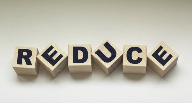 Tahta blokta yazanı küçült, tekrar kullan ve geri dönüştür. Deksing, konsept için ahşap masa üzerindeki metni küçült, yeniden kullan ve geri dönüştür.