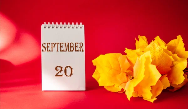 Calendario Con Texto Octubre Sobre Fondo Rojo Con Hoja Arce — Foto de Stock