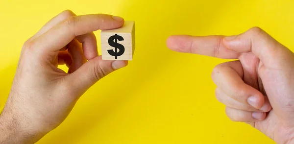 Mano Sostiene Cubo Madera Con Signo Dólar Señala Con Dedo — Foto de Stock