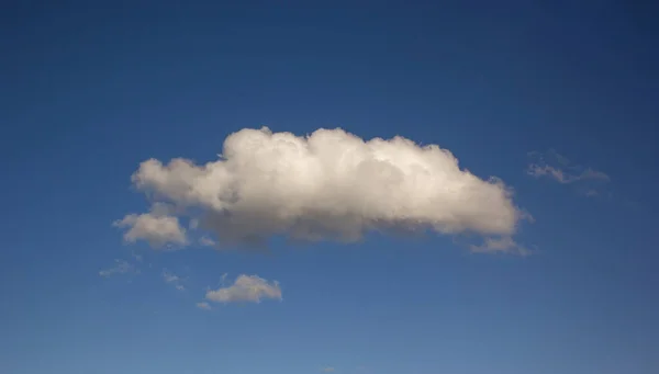 Ljusblå Himmel Med Moln Solig Dag — Stockfoto